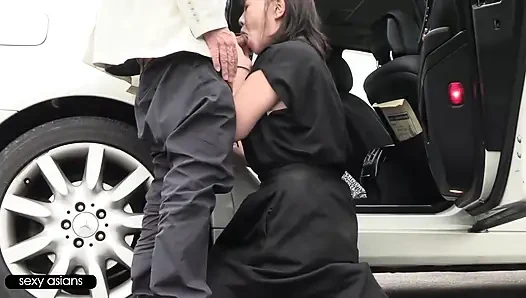 Istri semok dengan tubuh aduhai lagi asik muasin memeknya pakai mainan seks sampai dicrot di dalam setelah dientot habis-habisan