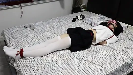 Siyah ayak bileği çorapları ve çıplak ayaklar beyaz ayak bileği çoraplarının yanı sıra tıkaçlar ve ip bağlamaları.