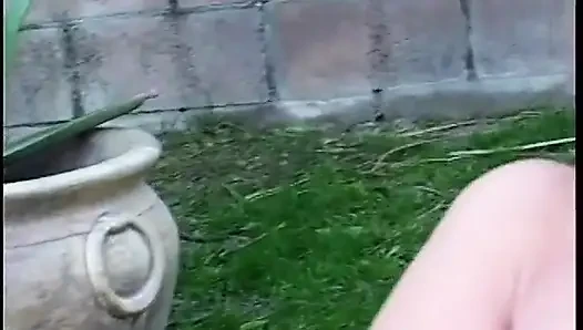 Cewek sange rambut pirang dengan toket aduhai lagi asik ngentot memek nikmatnya pakai dildo di taman