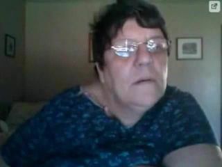 Толстая бабушка перед вебкамерой R20 в любительском видео