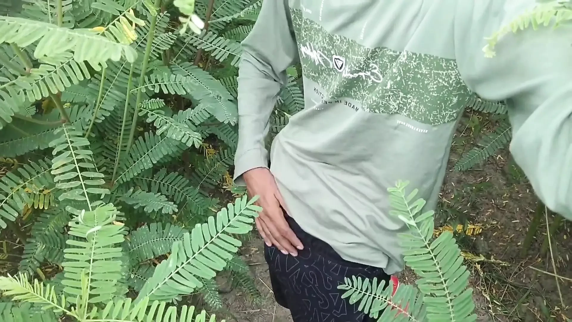 आउटडोर में बड़ा लंड शो और लंड मरोड़ना