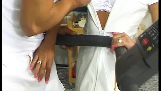 Atemberaubende blonde deutsche krankenschwester genießt heißen anal-creampie im büro