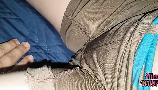 XXX Desi, meine stiefnieze, lässt mich mit ihrer muschi spielen, wenn sie zu besuch kommt, sie geht auf mein bett
