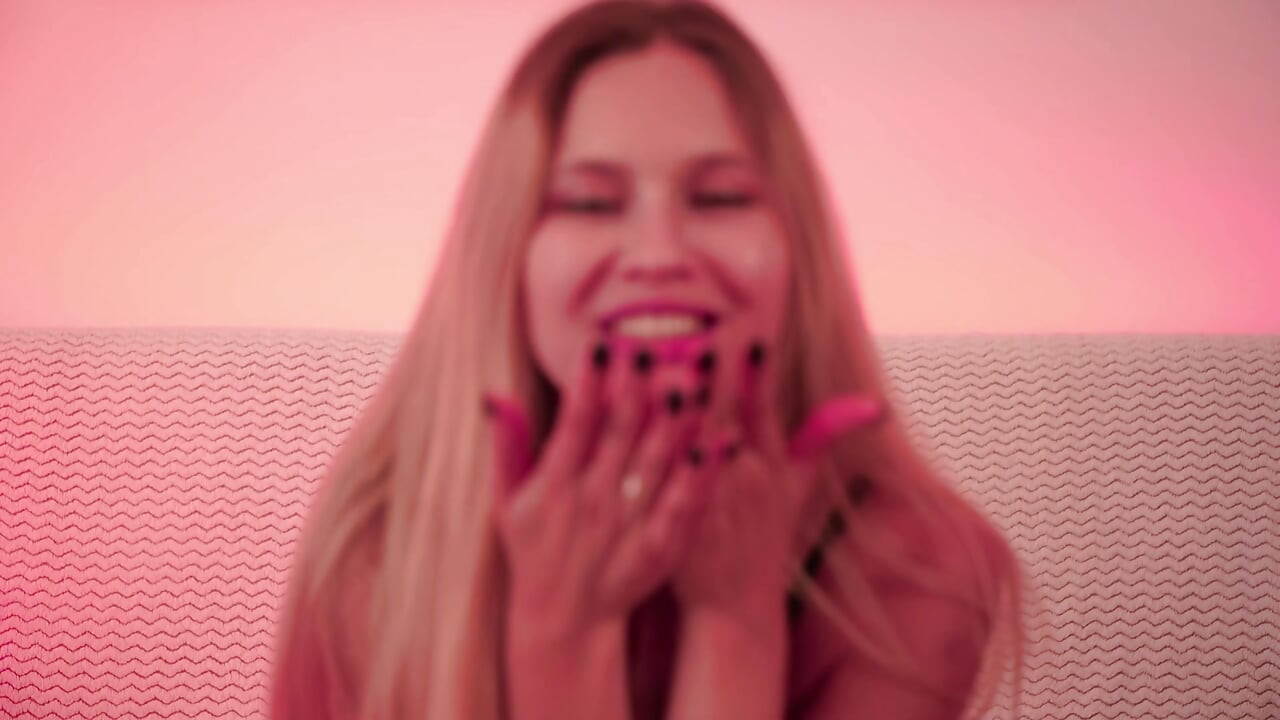 En vacker blondin stönar från stora donationer