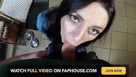 Tante seksi lagi asik nyepong kontol sambil pakai celana jins sampai aku crot di seluruh jaketku 334