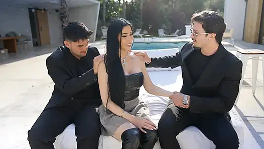 Kami mewawancarai cewek hot rambut cokelat ini dan dia ngentot kami di taman saat threesome ganas - clea gaultier
