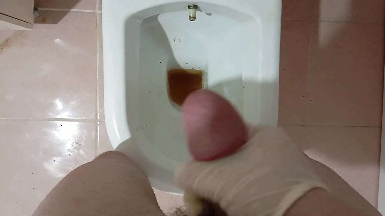 Mă piș mai întâi cu mica mea pulă transsexuală și apoi mă masturbez și am orgasm - partea 3