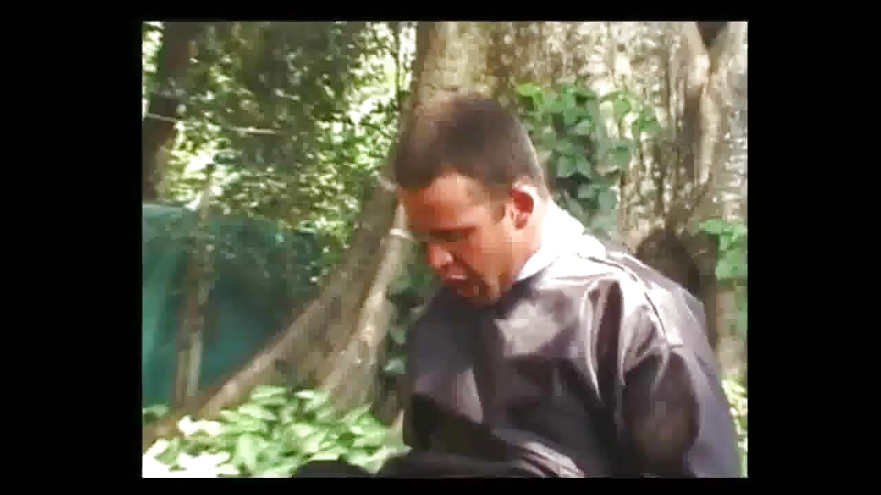 Kilise yakınlarında bir rahip tarafından sikiliyor