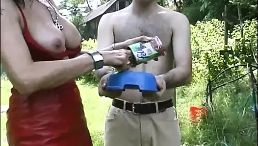 Шлюховатая волосатая милфа Inglese ищет большие члены, чтобы ее трахнули в парке