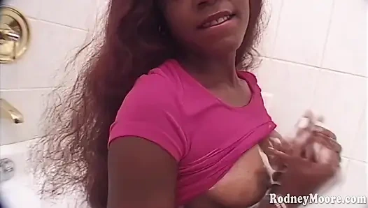 Огромный камшот на хорошеньком черном лице, винтажная чернокожая 90-х