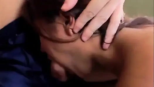 Geiles asiatisches mädchen bekommt harte pumpende wracking-action in ihren arsch auf der couch