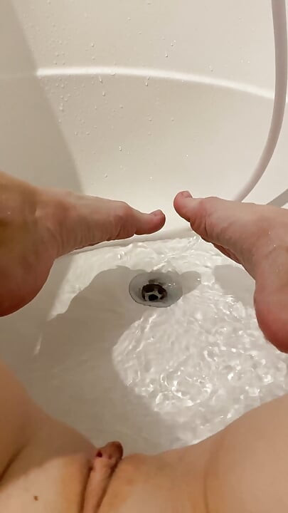Hun kan ikke stoppe med at kneppe sig selv med fingre. Sprøjt tid