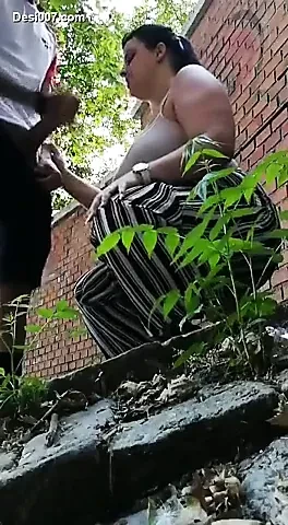 Desi Girl gives hot blowjob to bf in park