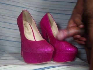 Pancutan mani dalam kasut tumit merah jambu yang terang