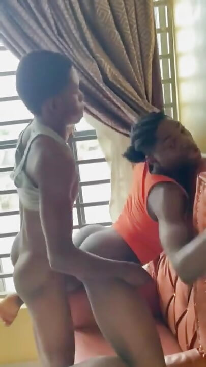 Lelaki comel hitam mahukan lubang pantat saya