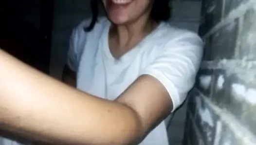 Komşularımın önünde evimin balkonunda mastürbasyon yapıyorum ve fışkırtıyorum