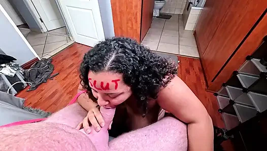 Degradierte hure an der leine lutscht meinen schwanz und wichst mich beim bellen