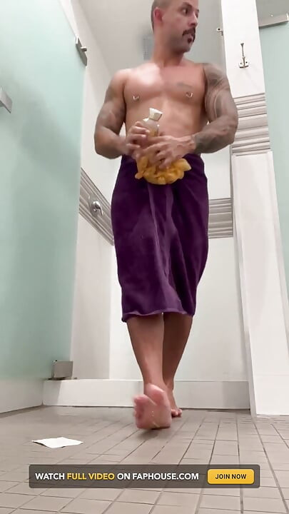 I Know That You Like to Watch Me Take a Shower After Workout Ortizjona / Jona Ortiz