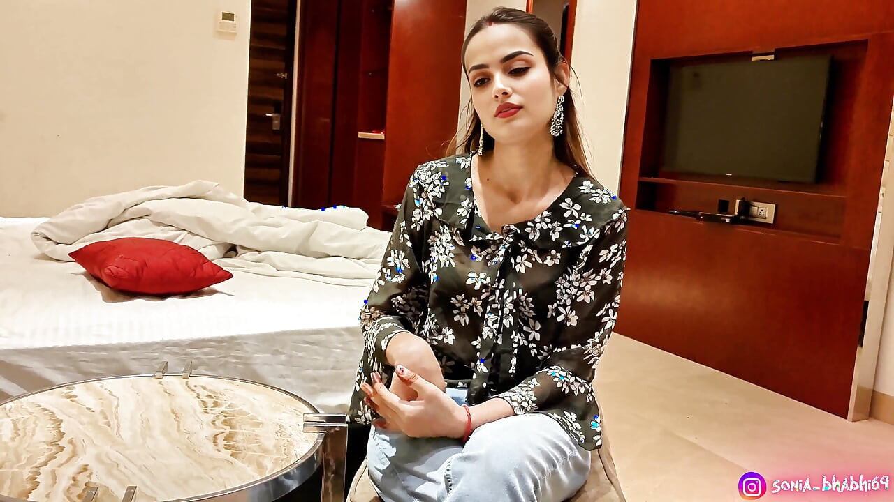 Desi Indian Stepsis Changing Dress Infront of Her Stepbrother. in Hindi
