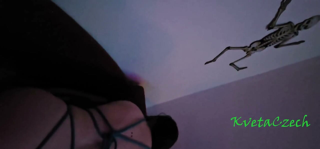 Sorpresa de Halloween con chica atada con cuerda y cámara embrujada