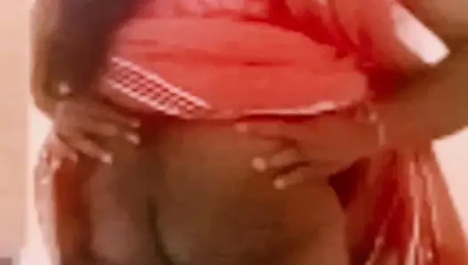 Индийская дези тамильская толстушка жена Латха стоя обнять задницу сжать и лизать киску финансист для оплаты долга!