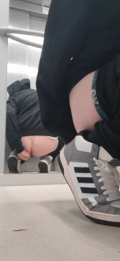 Marido troca de roupa enquanto pega o elevador, que pervertido