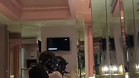Üvey oğlumla ateşli bir görüntülü görüşme sırasında mastürbasyon yapıyorum ve amcığıma 22 cm siyah dildo sokuyorum.