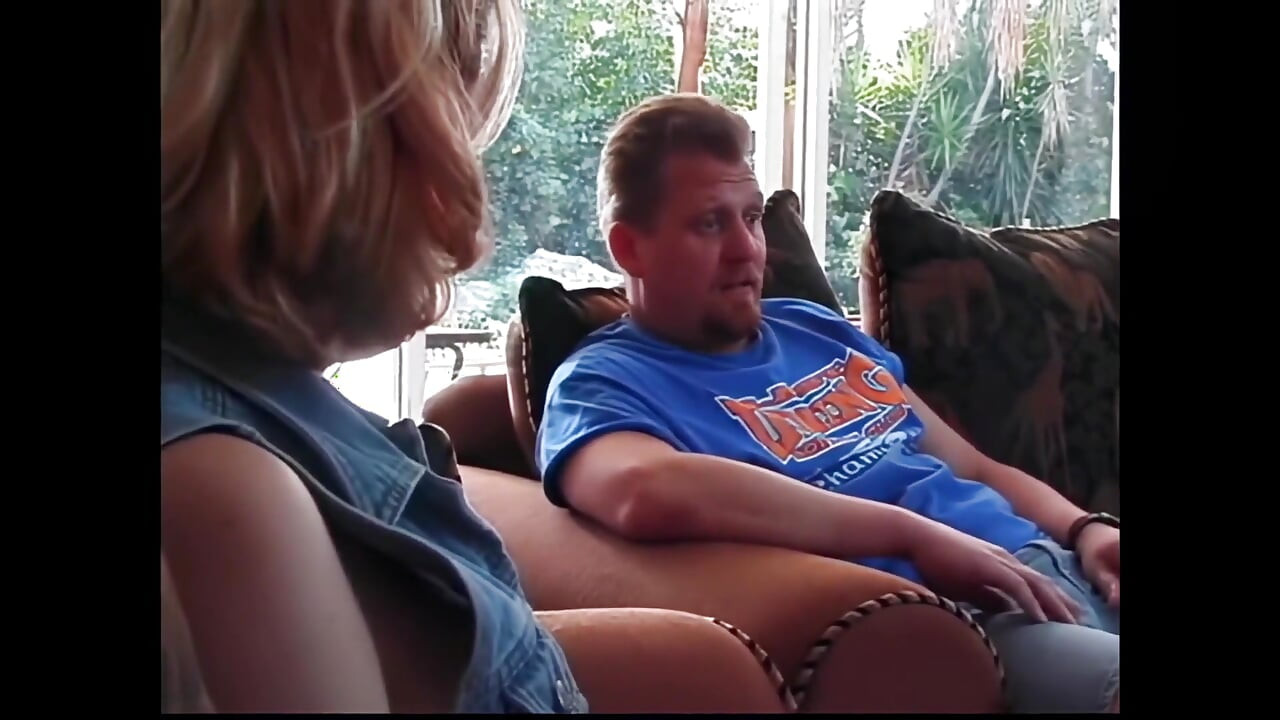 뜨거운 금발 여성이 달콤한 엉덩이에 잘 박힌 모습