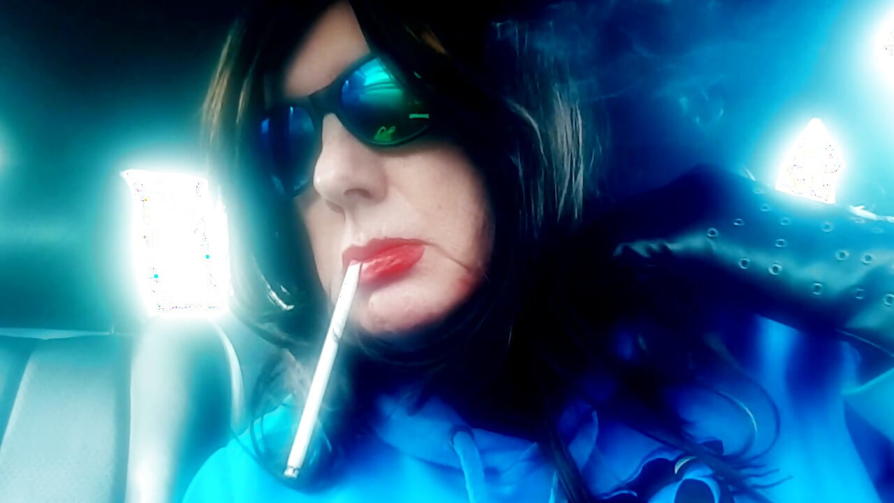 FRAU ROMAN ZEIGT IHRE SCHWANZ-STREICHELN-FÄHIGKEITEN AUF EINEM DILDO BEIM RAUCHEN GEGEN 120ER