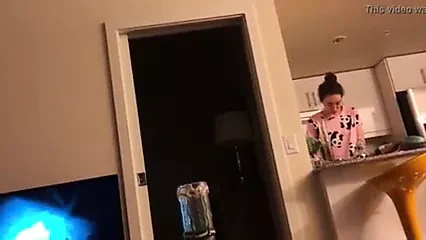 大奶子素人金发女郎在她的第一个3P中