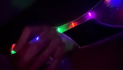 Alt kız pembe oyuncakla kendini tatmin ediyor