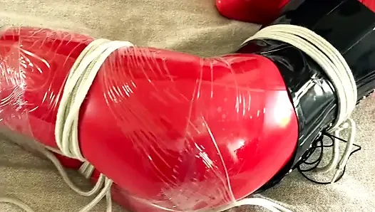 ROTE BONDAGE MIT HIGH heels AUS LATEX