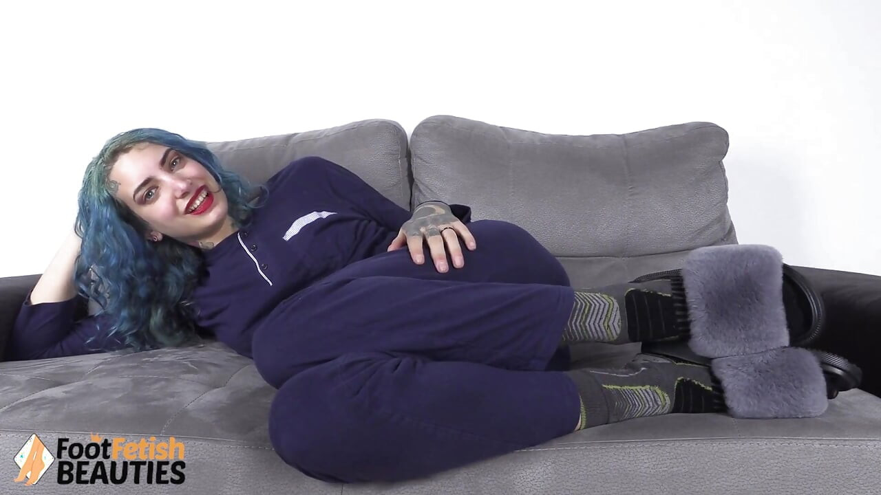 Dando la bienvenida a un nuevo compañero de cuarto con masturbación y provocación con los pies