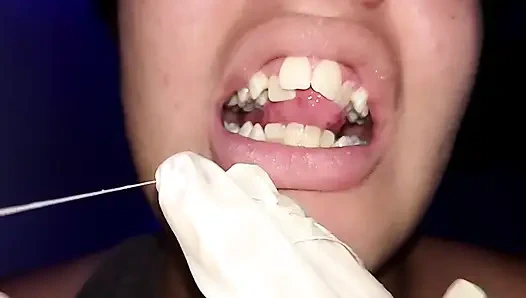 Попытка использовать зубную нитью (крупный план)