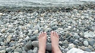 恋足癖视频！脚在海水里！