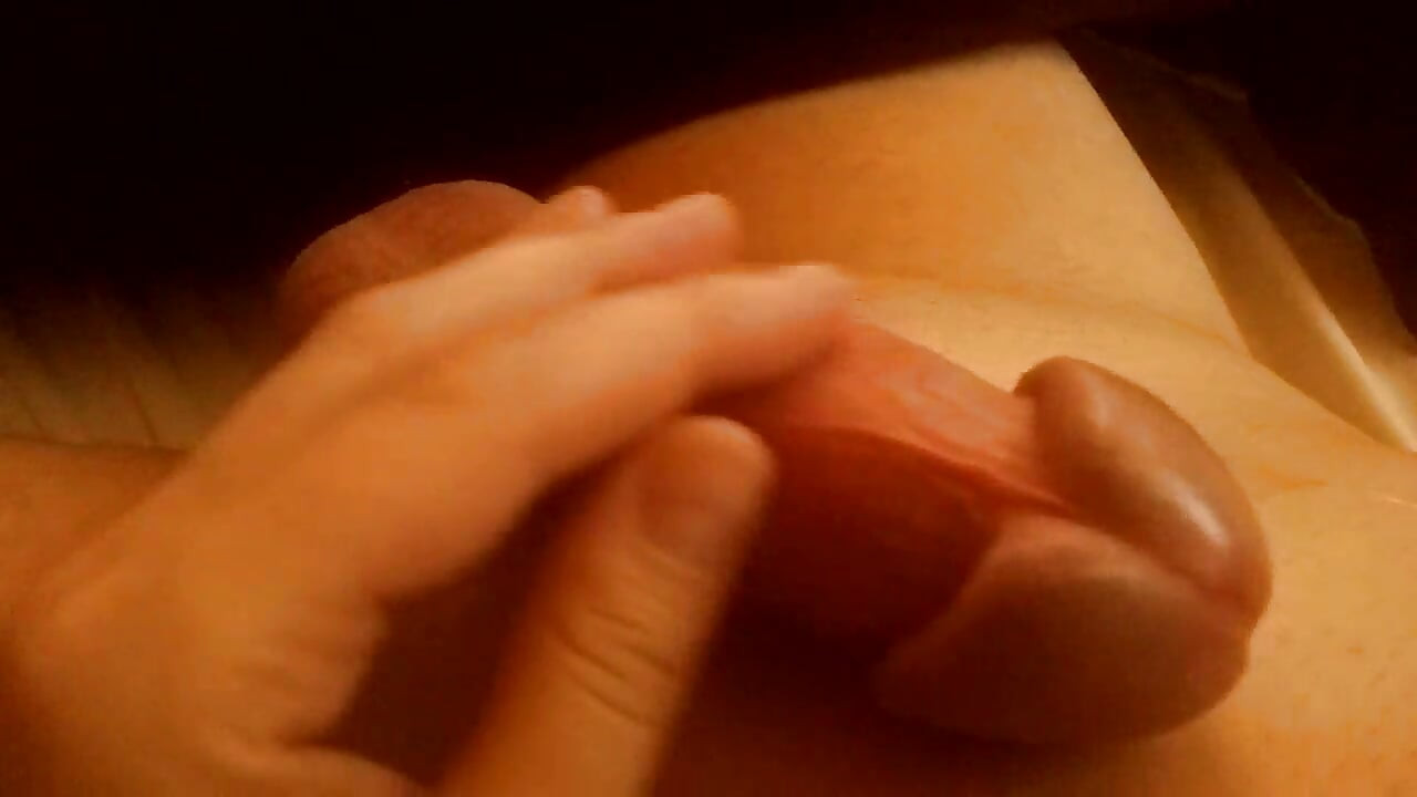Acariciando lentamente meu pau com tesão até gozar
