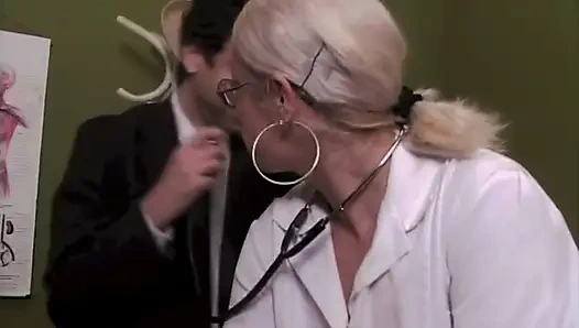 Doktor Hastayı Nasıl Tedavi Edeceğini Bilir