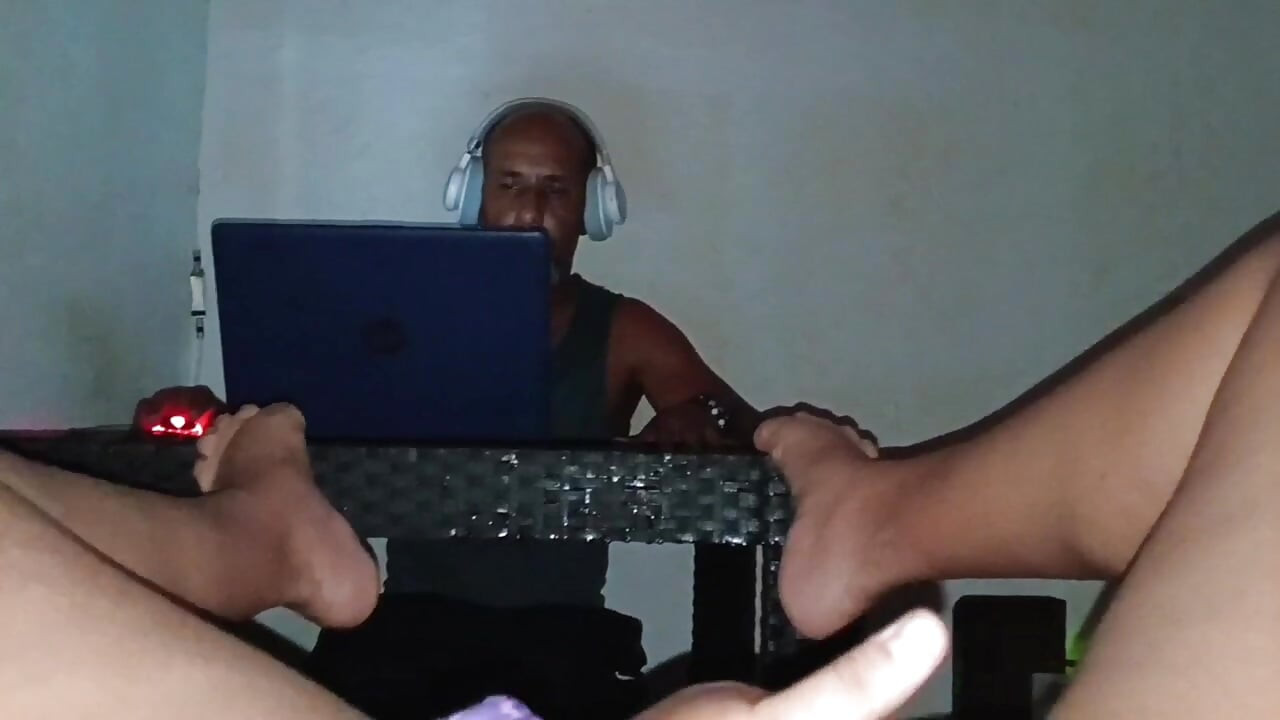 I jerk off my fat pussy and play in front of my brother-in-law's pervert while my husband's cuckold works