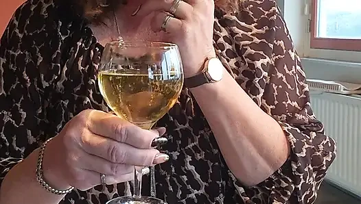 Puro içiyor ve sıcak bir içeceğin tadını çıkarıyor