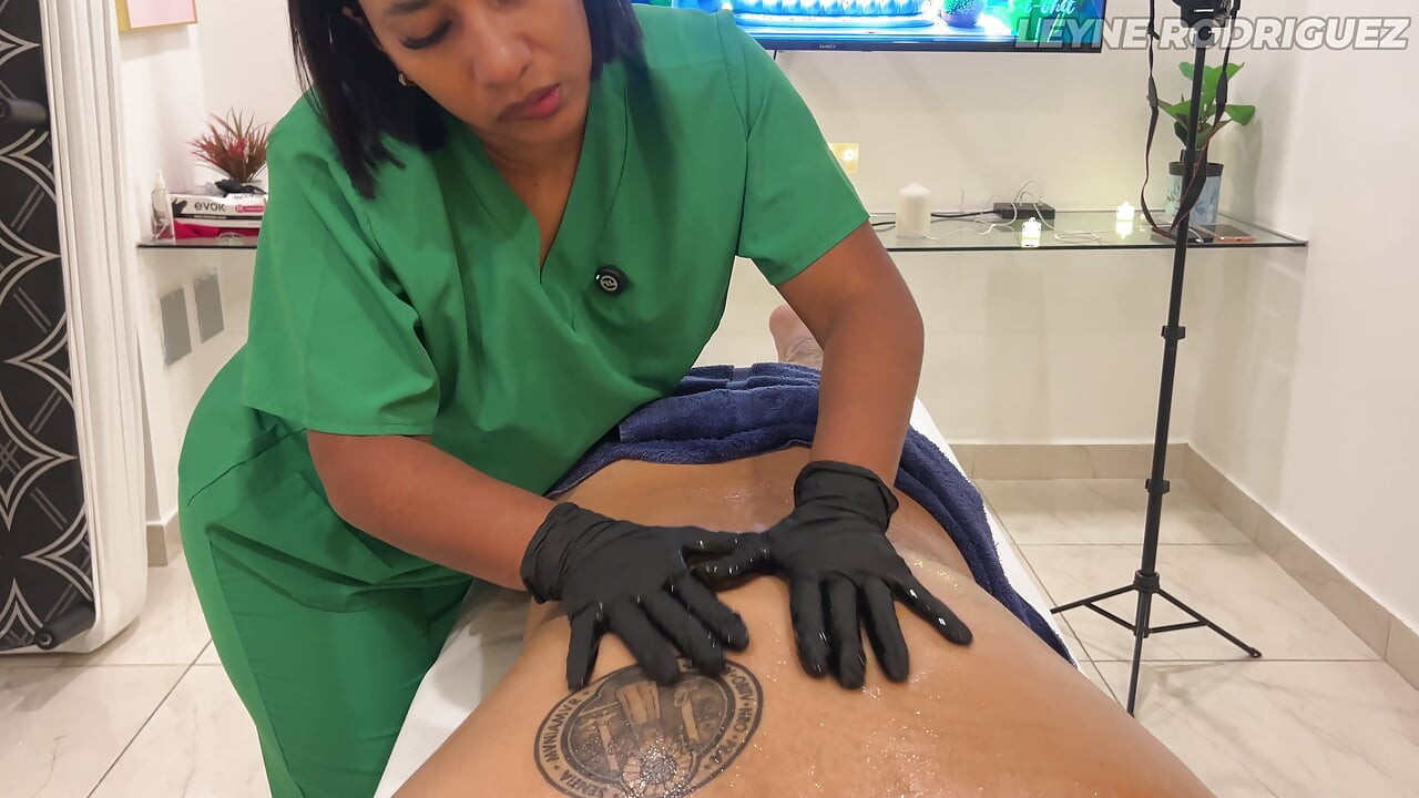 Underskattat nöje - underbara latina ger en speciell happy ending massage
