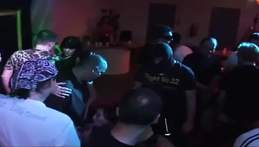 Blondes schätzchen gangbang von geiler menschenmenge in wilder club-orgie