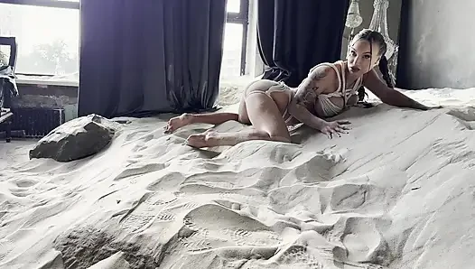 Monika fox shibari di pasir