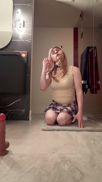 妻が上の階にいる間にシシーが女性化!