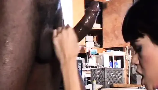 Dövmeli esmer götünü siyah yarakla siktiriyor