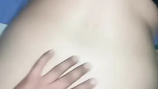 Hizmetçi azdı, ben de kıyafetlerini çıkardım ve sikimi içine soktum