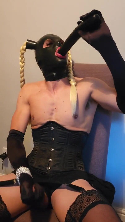 ตุ๊กตาลาเท็กซ์ใส่ชุดชั้นในและน้ําแตก