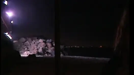 Azgın adam seksi beyaz sürtüklerin bacaklarını açıyor ve büyük yarağını ıslak amına sokuyor