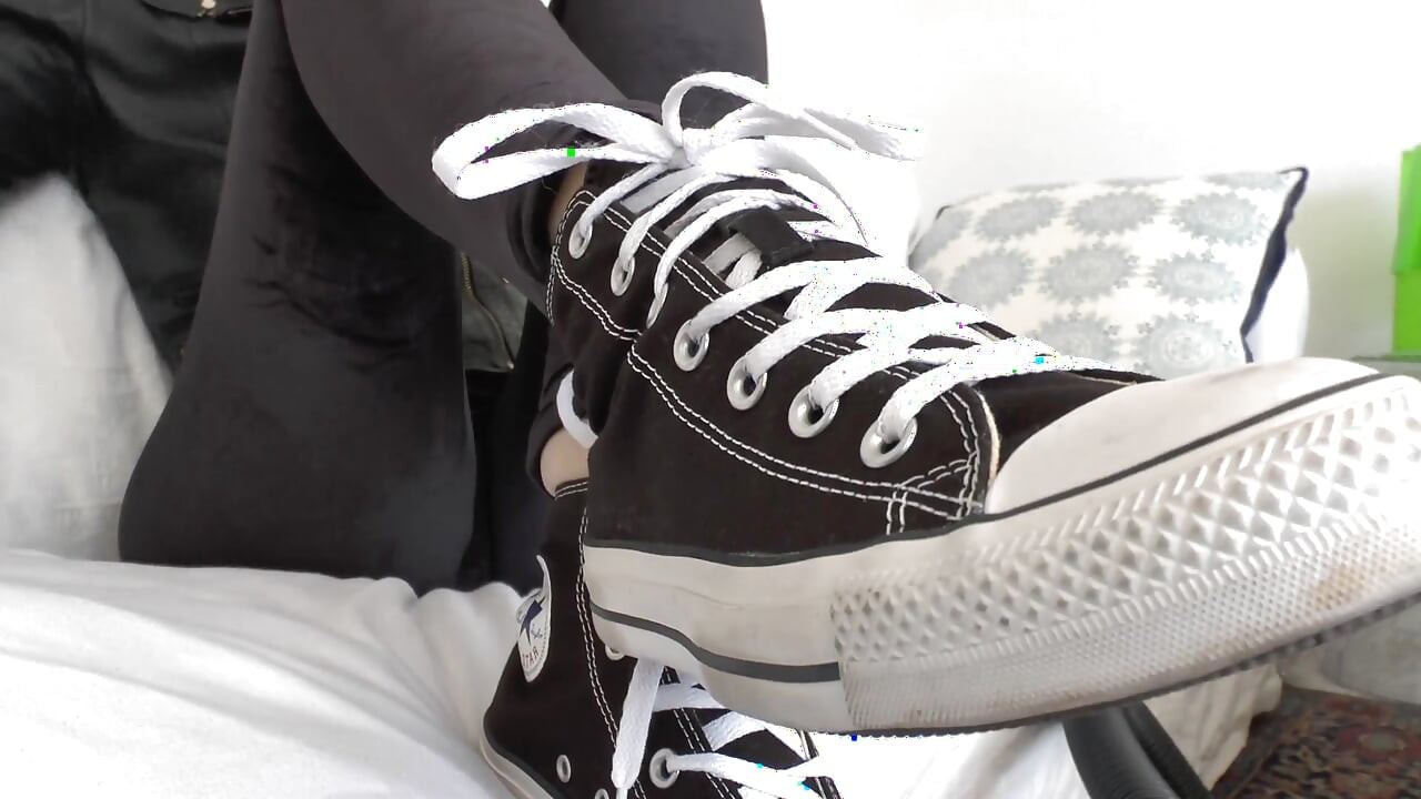 Staubige Dusty-Turnschuhe vakuumieren und dann auf sie kommen! POV, wichsanleitung, lady victoria Valente