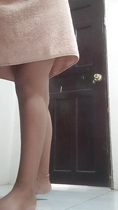 Minha tia nua, trocando de roupa no quarto dela.