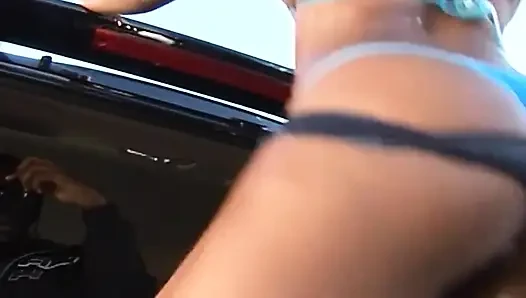 Büyük siyah yarak renkli saçlı bir sürtüğün siyah amını parçalıyor